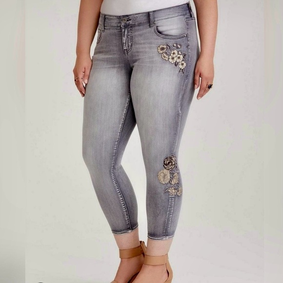 Torrid Ankle Skinny Gray Embroidered Floral Jeans NWT Sz 18 - Picture 1 of 16
